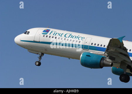 Prima scelta per le vacanze volo charter compagnia Airbus A321 di decollare da Bristol aeroporto regionale Foto Stock