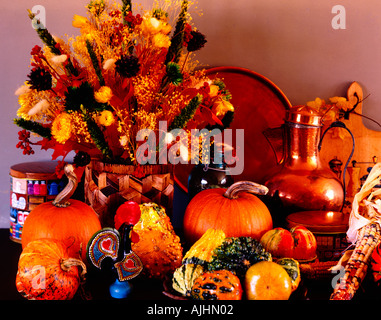 Autunno ancora in vita con zucche e copperware e verdure di stagione Foto Stock