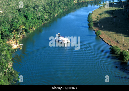 Sopra il fiume Chavon imbarcazione turistica come visto da Altos de Chavon attrazione turistica, La Romana, Repubblica Dominicana Foto Stock