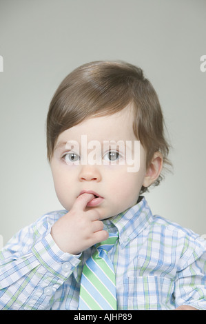 Il bambino che indossa una camicia e cravatta Foto Stock