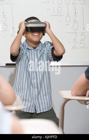 Ragazzo che indossa la realtà virtuale auricolare Foto Stock