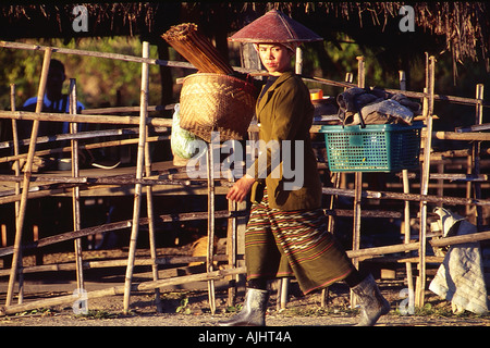 Vicino a Kentung uomo che lavora in ricefields Foto Stock