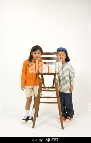 Due età elementari i bambini in piedi Foto Stock