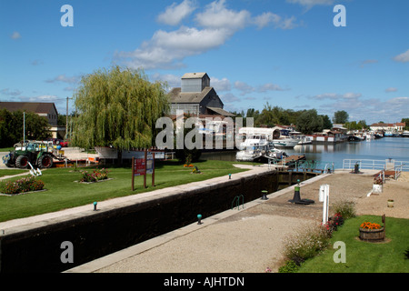 H2O messa in cantiere di Saint Jean de Losne bloccare il canale di Borgogna Francia in Cote D o nella regione della Francia Foto Stock