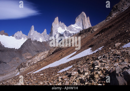 Mt Fitzroy visto da Cerro Madsen, ghiaione in primo piano, parco nazionale Los Glaciares, Patagonia, Argentina Foto Stock