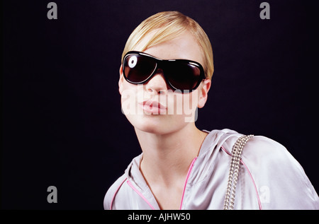 Giovane donna che indossa gli occhiali da sole Foto Stock