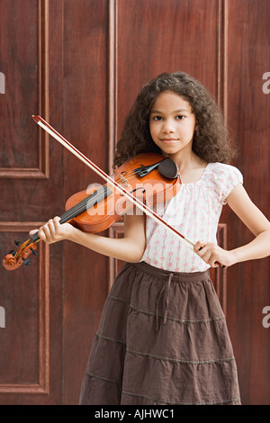 Ragazza a suonare il violino Foto Stock