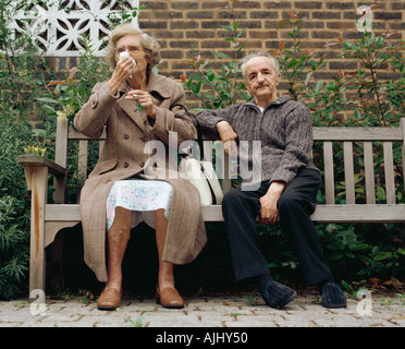 Coppia di anziani su un banco di lavoro Foto Stock