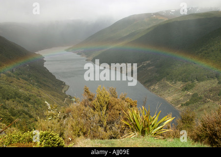 Rainbow sopra il serbatoio di Cobb e Valle di Isola del Sud della Nuova Zelanda Foto Stock