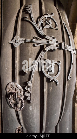 Distorto ornato porta della chiesa Foto Stock