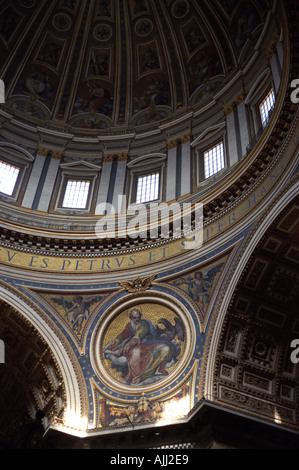 Dettaglio interni nella Basilica di San Pietro in Vaticano a Roma Foto Stock