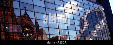 Regno Unito Scozia Città di Glasgow ufficio moderno edificio e la vecchia chiesa di pietra arenaria riflessa Foto Stock