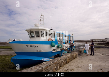 I passeggeri di imbarcarsi su anfibi Ile de Tatihou ferry St Vaast La Hougue Normandia Francia Foto Stock