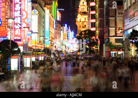 Insegne al neon e e pedoni in Nanjing donglu road paradiso dello shopping cinese di Shanghai Foto Stock