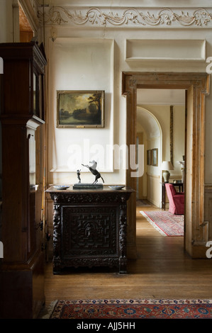 Corridoio con orologio del nonno e armadio scolpito nel XVII secolo il castello irlandese Foto Stock