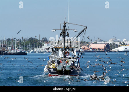 Barca da pesca entra nel porto di Los Angeles California USA Foto Stock