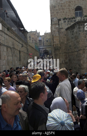 Israele Gerusalemme Santa Luce cerimonia presso la chiesa del Santo Sepolcro la folla di pellegrini al di fuori della chiesa Foto Stock