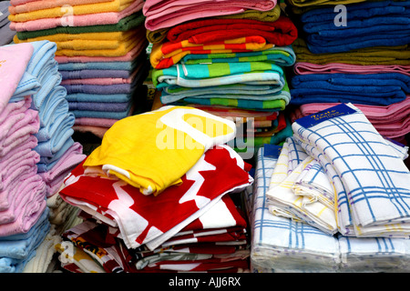 Asciugamani in vendita a Brick Lane street market Londra Foto Stock