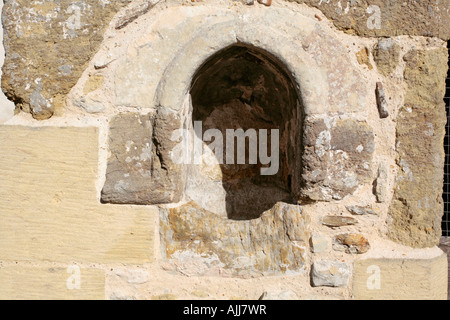 Fonte d'acqua Santa nella parete esterna della chiesa di Bury di San Giovanni Evangelista, Sussex, Regno Unito Foto Stock