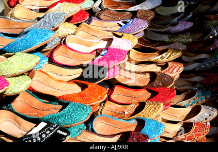 Scarpe in vendita a Brick Lane street market Londra Foto Stock