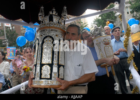 Inaugurazione di torahs alla sinagoga di New York Foto Stock