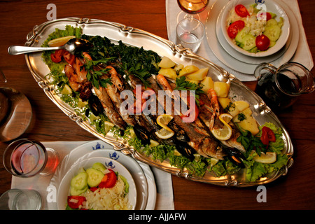 Fischplatte im Restaurant in Altstadt Rab auf Insel | Piatto di pesce nel ristorante Santa Maria nella parte vecchia della citta di Rab sull' isola Foto Stock