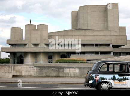 Il Royal National Theatre di Londra con Anthony Gormley figura sul tetto e Londra il passaggio della cabina Foto Stock