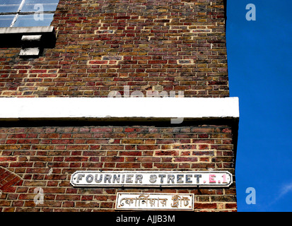 Un cartello stradale in Fournier Street in Spitalfields East London home di artisti Gilbert & George e altre celebrità Foto Stock