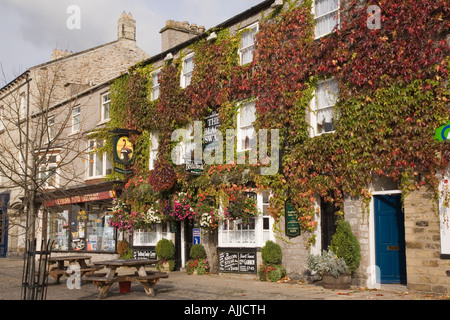 Il 'Black Swan Hotel' coperta di edera in autunno un tavolo di legno al di fuori in Wensleydale Leyburn North Yorkshire England Regno Unito Foto Stock