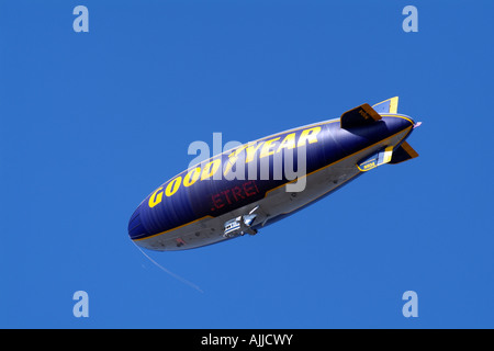Dirigibile Goodyear Blimp lo spirito dell'America in volo California USA il numero di registrazione N10A Foto Stock