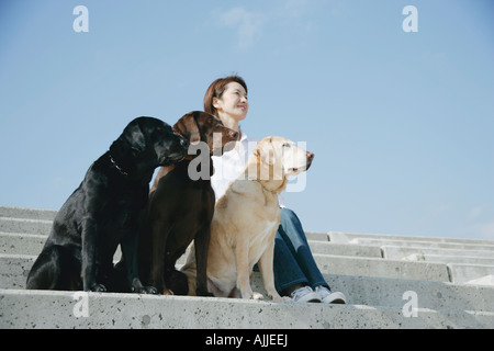 Giovane donna e Labrador retriever Foto Stock