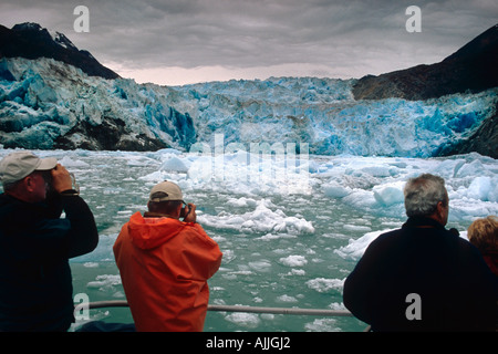 Visitatori vista sud Sawyer Glacier dal tour in barca Tracy braccio terrore di guadi Wilderness Area AK Estate Foto Stock