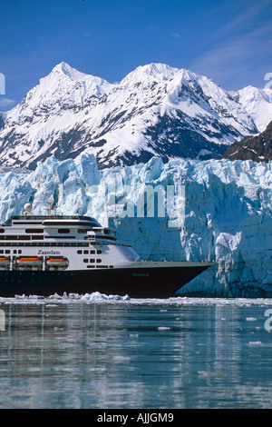 Holland America cruiseship Zaandam nella parte anteriore del ghiacciaio Margerie Parco Nazionale di Glacier Bay SE Alaska Foto Stock