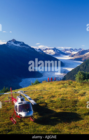 Il turista a godere di vista di Mendenhall Glacier da Thunder Mtn su voli panoramici in elicottero viaggio SE Alaska Foto Stock