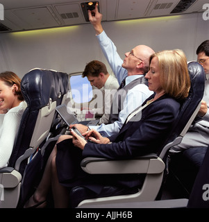 La gente di affari su un aereo Foto Stock