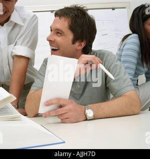 Gli impiegati di ridere Foto Stock