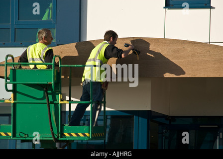 Carpentieri faccia il paranco di sollevamento edificio Shoreham Docks Sussex Foto Stock