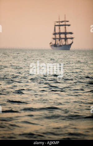 Barca a vela sul acqua a sunrise, baia di Chesapeake, Virginia Beach, Virginia Foto Stock