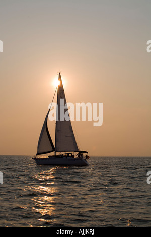 Barca a vela sul acqua a sunrise durante la Chesapeake Bay Harbor Fest sfilata di vele, Virginia Beach, Virginia Foto Stock