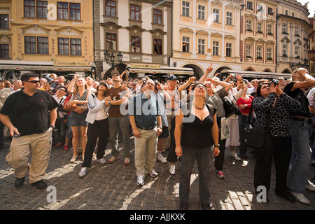 I turisti a guardare gli Apostoli sfilano su l'Orologio Astronomico di Praga, Repubblica Ceca, Europa Foto Stock