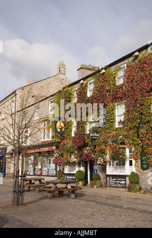 Il 'Black Swan Hotel' coperto di rosso verde edera in autunno tavolo da picnic al di fuori in Wensleydale Leyburn North Yorkshire England Regno Unito Foto Stock