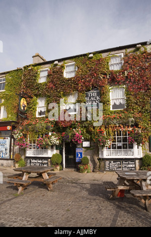 Il 'Black Swan Hotel' coperta di edera, con tavoli di legno al di fuori in Wensleydale Leyburn North Yorkshire England Regno Unito Foto Stock