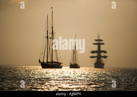 Tre barche a vela sull'acqua a sunrise per la parata di vele, baia di Chesapeake, Virginia Beach Foto Stock