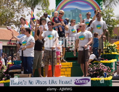 I partecipanti a San Diego annuali di Gay Pride Parade onda per la folla di spettatori da loro galleggiante colorato. Foto Stock