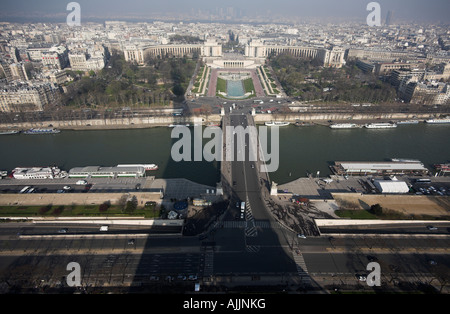 Vista dalla cima della Torre Eiffel Parigi lunga ombra vicino a metà giornata Foto Stock