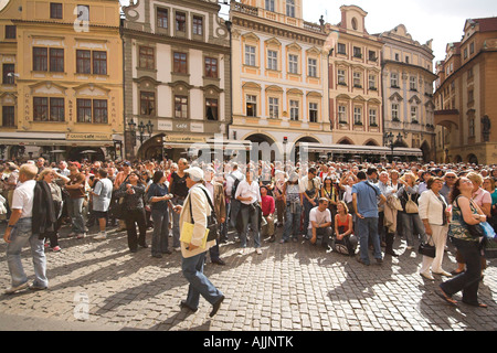 I turisti a guardare gli Apostoli sfilano su l'Orologio Astronomico di Praga, Repubblica Ceca, Europa Foto Stock