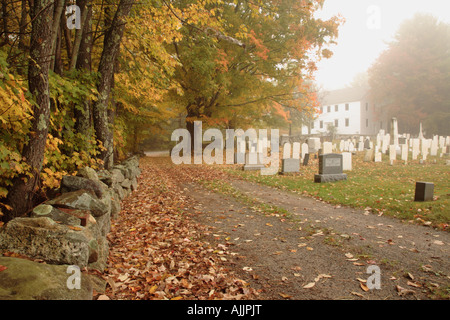 Meeting House cimitero su un nebbioso giorno situato in Danville New Hampshire USA Foto Stock