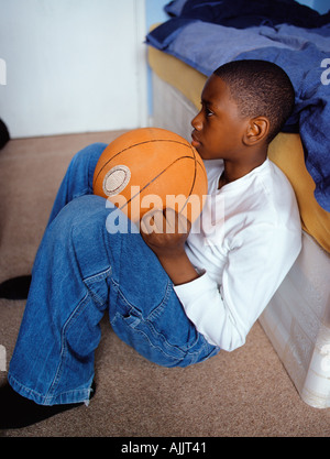 Ragazzo holding basket in camera da letto Foto Stock