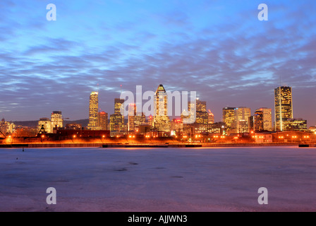 Lo Skyline di Montreal in inverno da Lachine Canal, Quebec, Canada Foto Stock