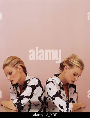 Due donne che indossano lo stesso vestito Foto Stock